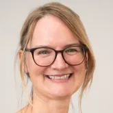 Almut Schmidt arbeitet als Sachbearbeiterin am ifp. 