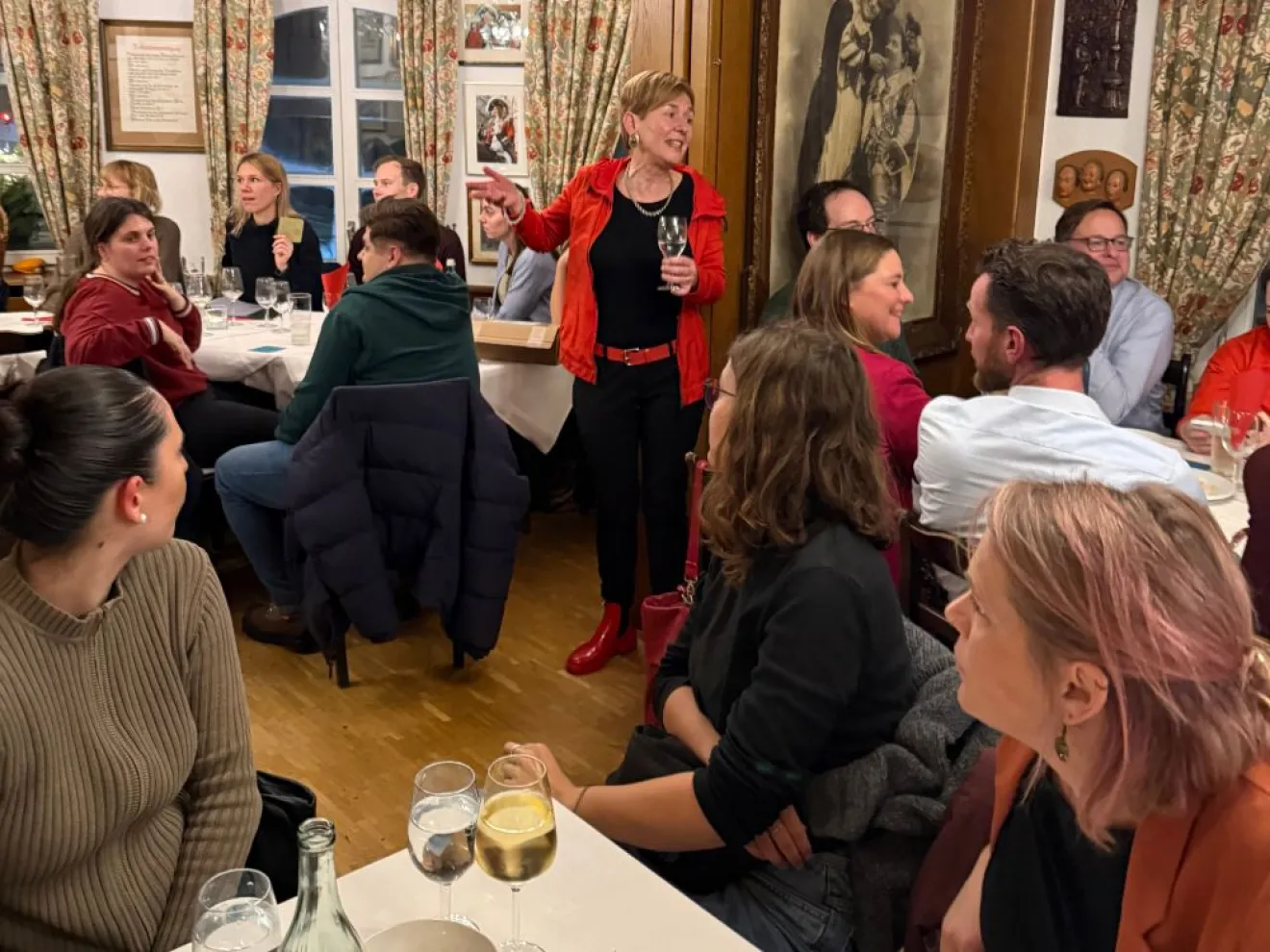 Stammtisch mit Sylvia Kuck. Jahrestreffen beim ZDF in Mainz 2025. Foto Isolde Fugunt 