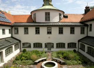 Die Journalistenschule ifp liegt zentral in München - Blick in den Innenhof. 