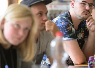 Teilnehmende der Volokurse für Tageszeitungen erarbeiten sich am ifp das journalistische Handwerkszeug.