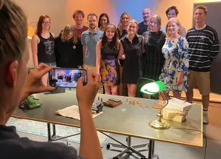 Die Stips 2022 im TV-Studio beim Gruppenfoto für ihr Abschlussprojekt. Foto: Isolde Fugunt