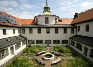 Das ifp liegt in der Münchner Isarvorstadt im ehemaligen Kapuzinerkloster St. Anton: Blick in den Innenhof. 